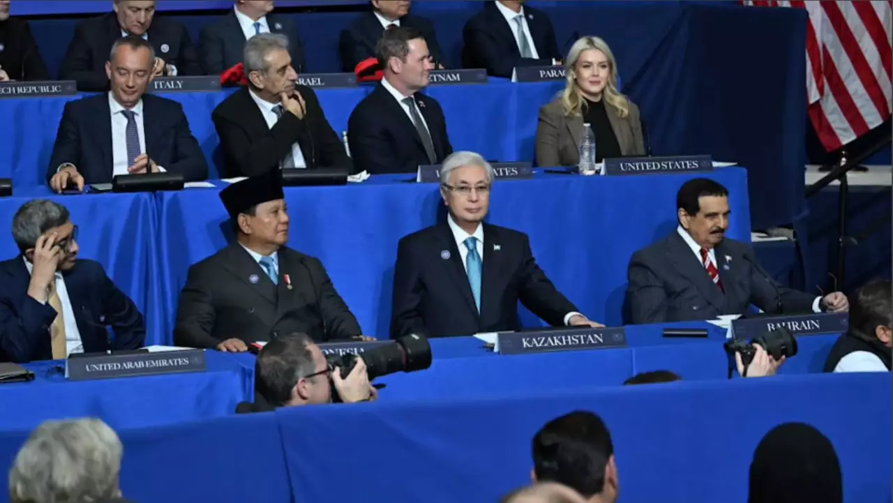 Президент Бейбітшілік кеңесінің алғашқы отырысына қатысып жатыр