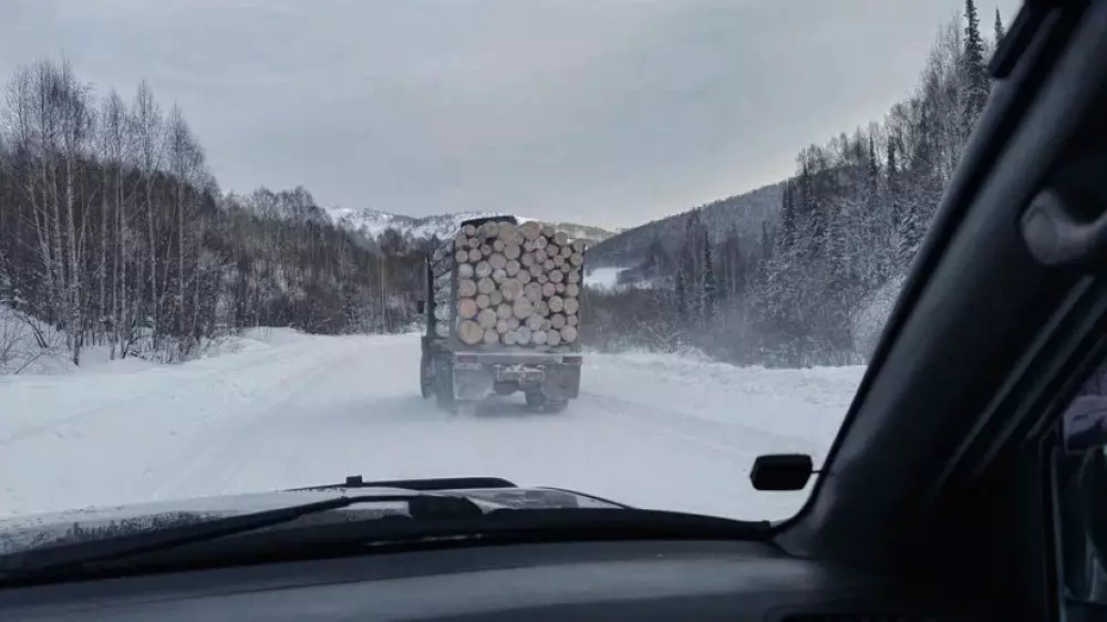 Из-за метели и гололёда закрыты участки автодорог на востоке Казахстана
