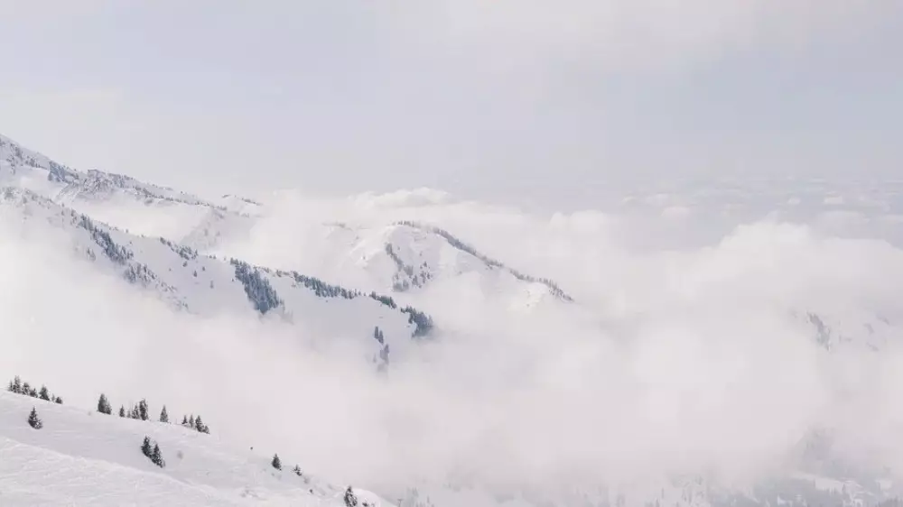 Жителей Алматы и области предупредили об опасности схода лавин в горах