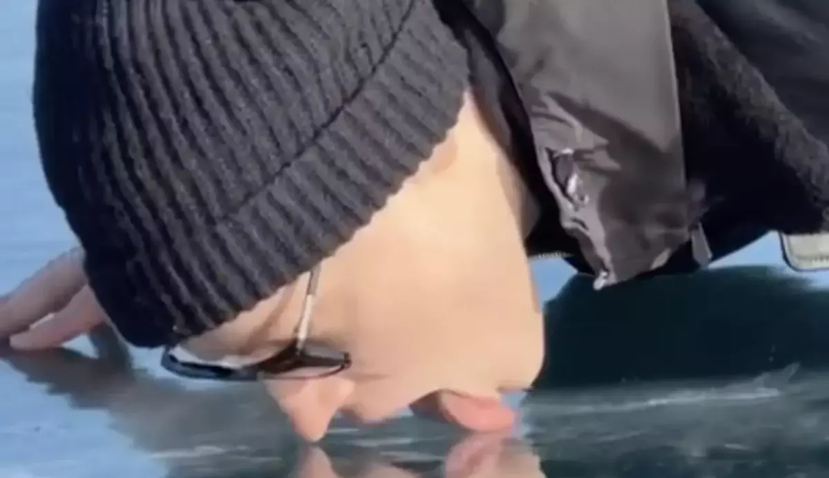 Поддержавший войну певец из России встал на колени и полизал замёрзший Байкал