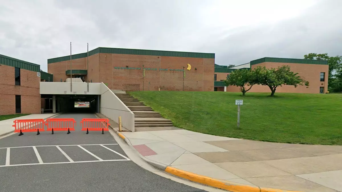 Школа в Вирджинии отстранила от занятий множество учеников после акции протеста против ICE, организаторы планируют общегородской протест.