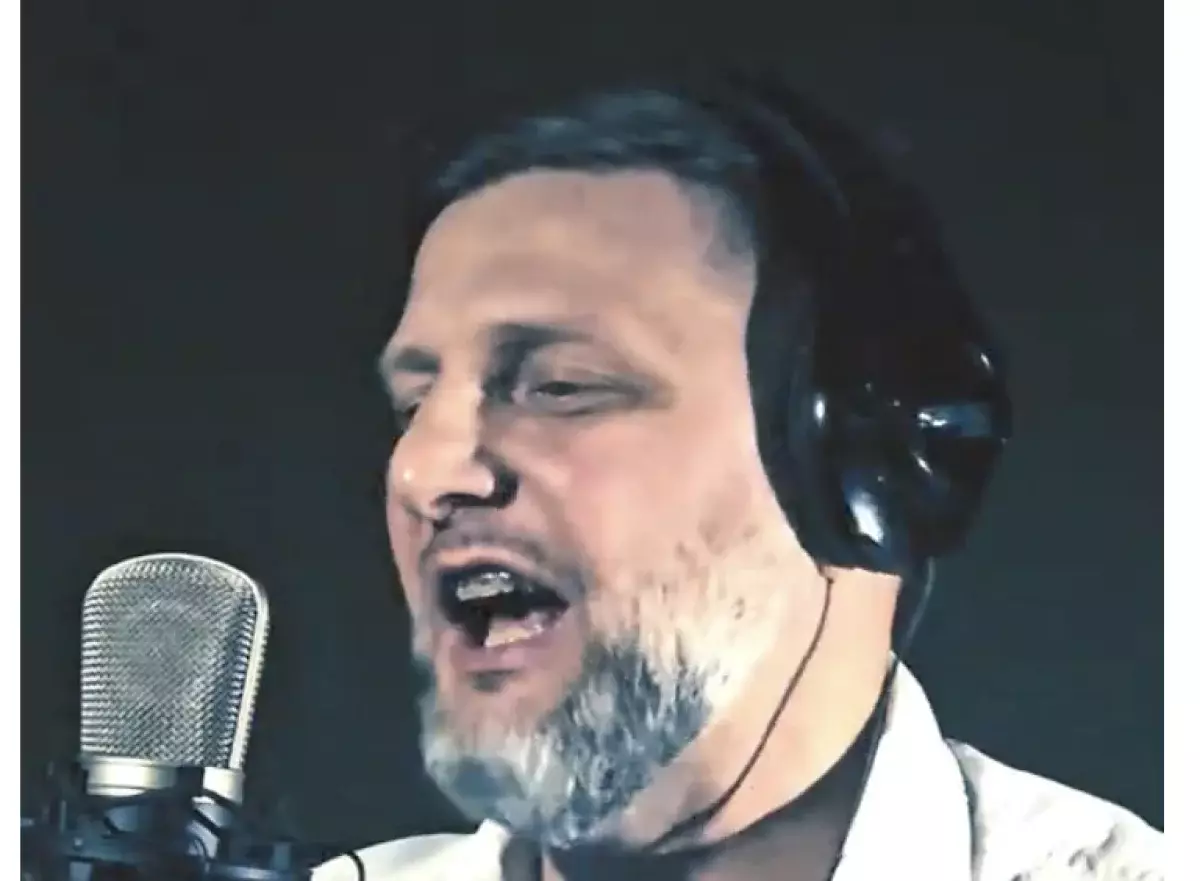 Алматинец спел хиты Rammstein, Metallica и КИШ на казахском и удивил соцсети