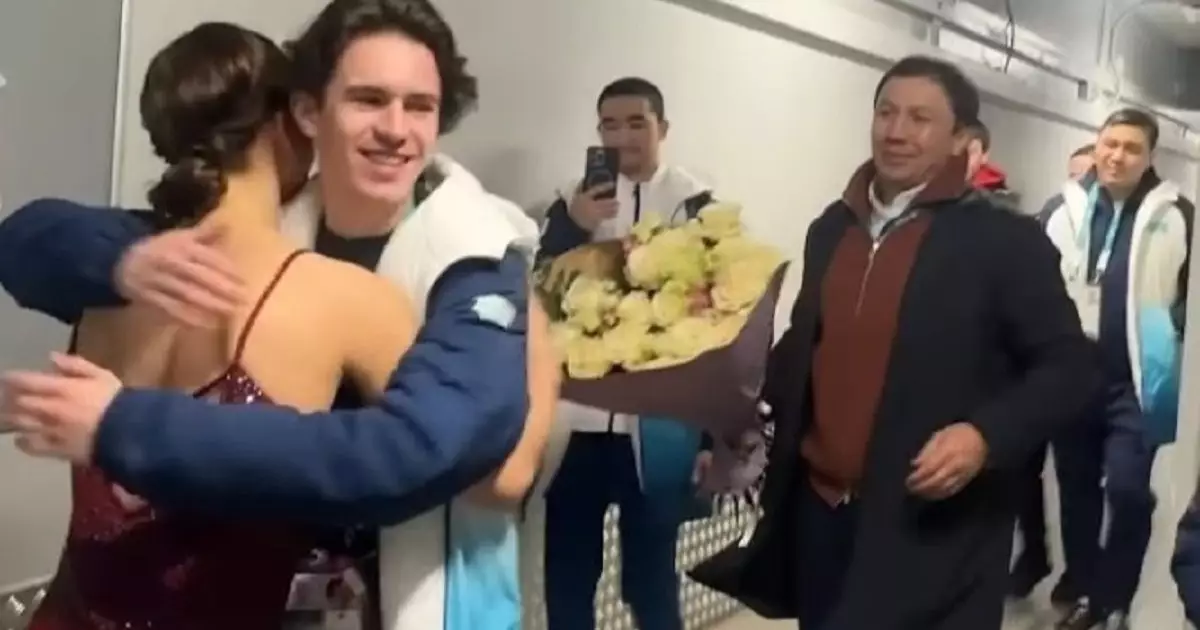  `Қандай керемет сәт!` – Головкин мен Шайдоров мәнерлеп сырғанаушы Софья Самоделкинаға гүл шоқтарын сыйлады (ВИДЕО) 