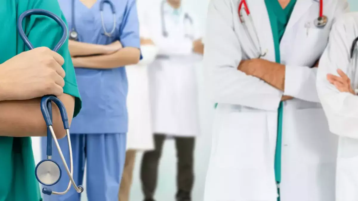 Жалақы мен жауапкершілік: неге дәрігерлер курьерден аз табады?