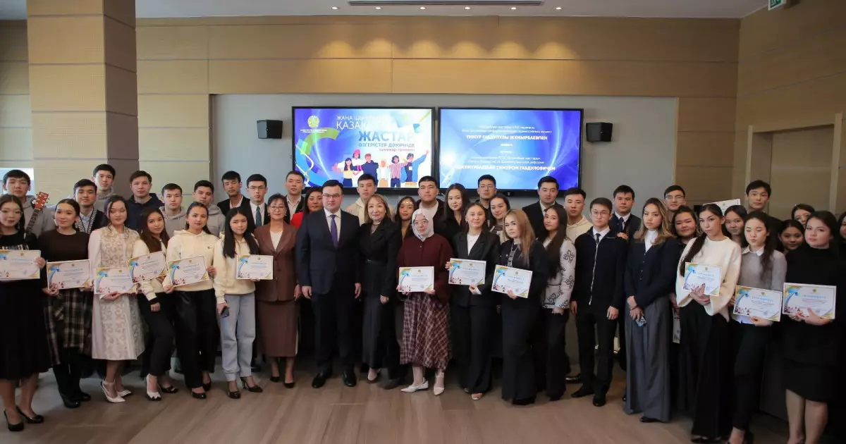   Жастар  жаңа Конституцияны талқылады   