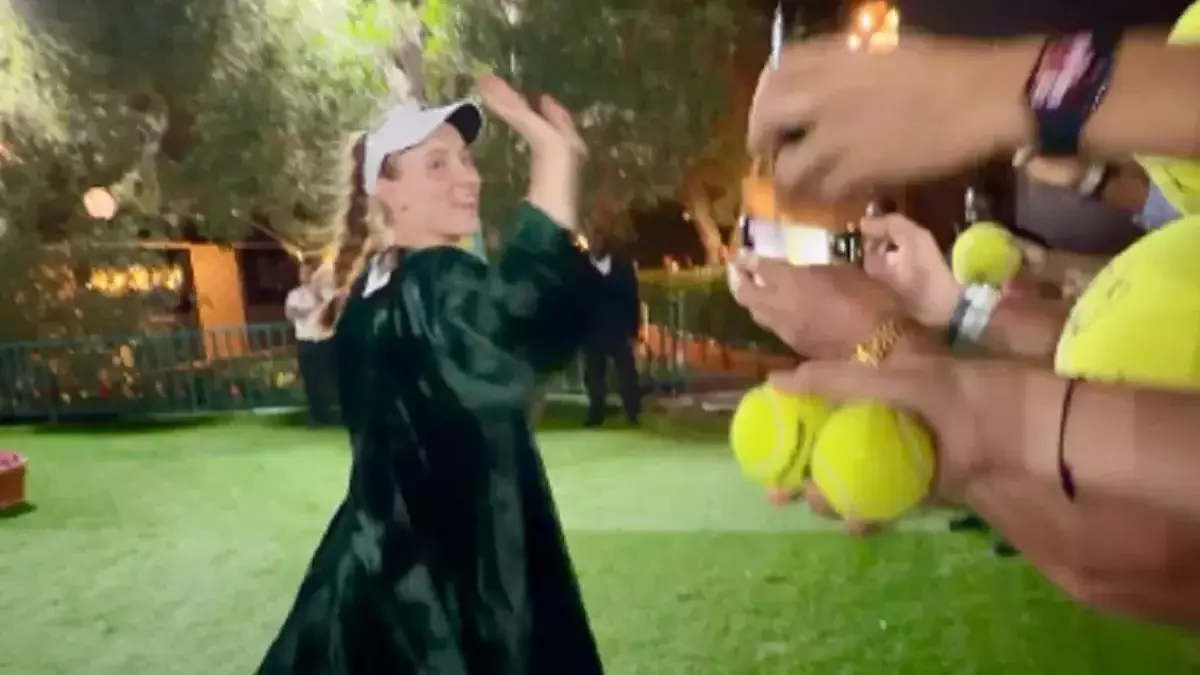 «Қамзол киген сары қыз»: Дубайда Елена Рыбакинаға қазақтың ұлттық киімі сыйға тартылды (ВИДЕО)