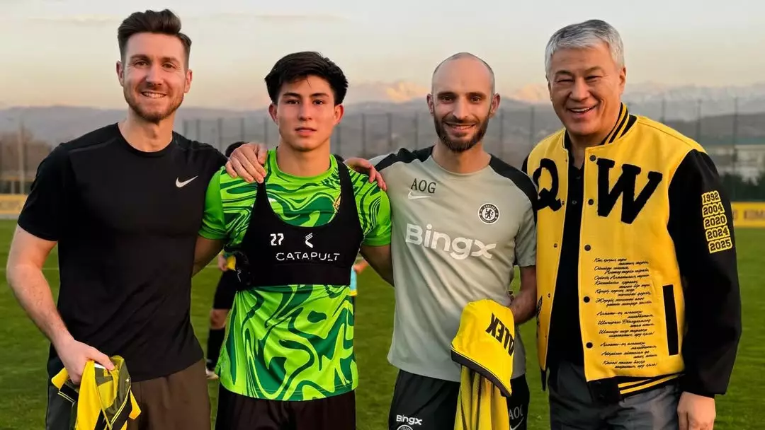 В Алматы прибыли специалисты "Челси" для работы с Дастаном Сатпаевым
