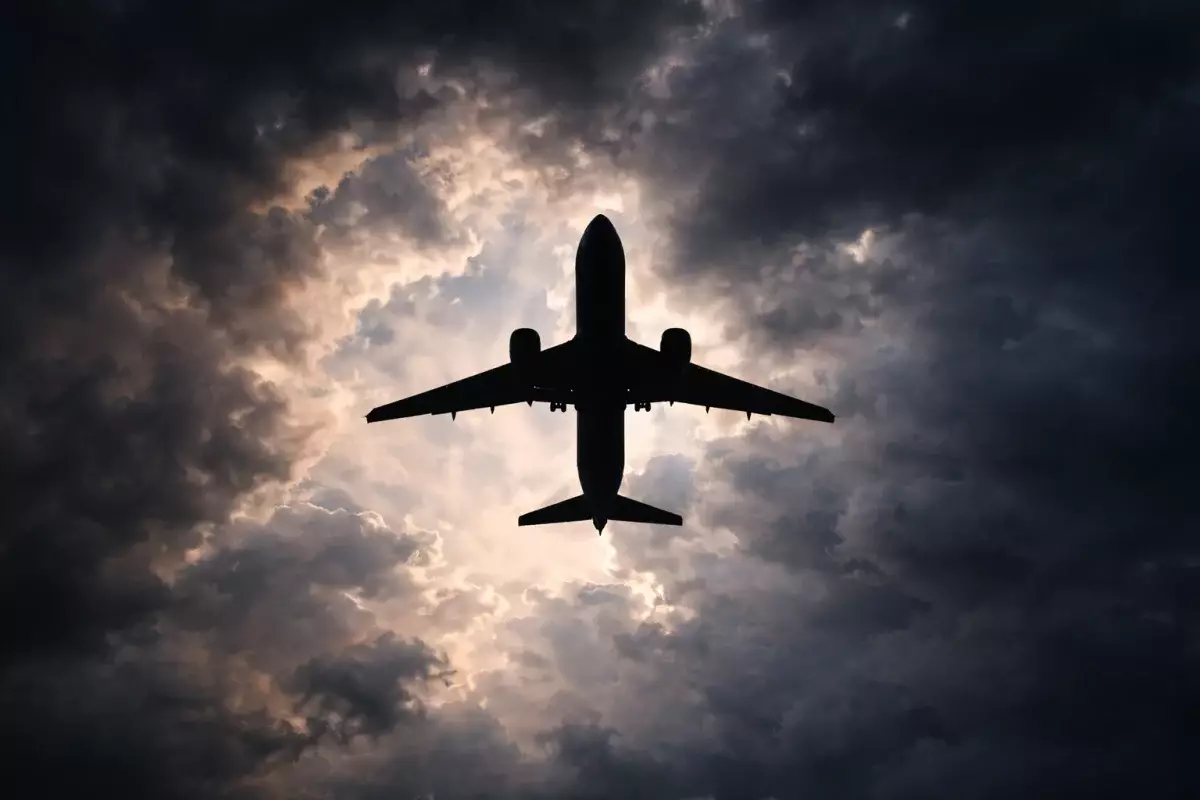 Неизвестный самолет из США пролетает над Казахстаном