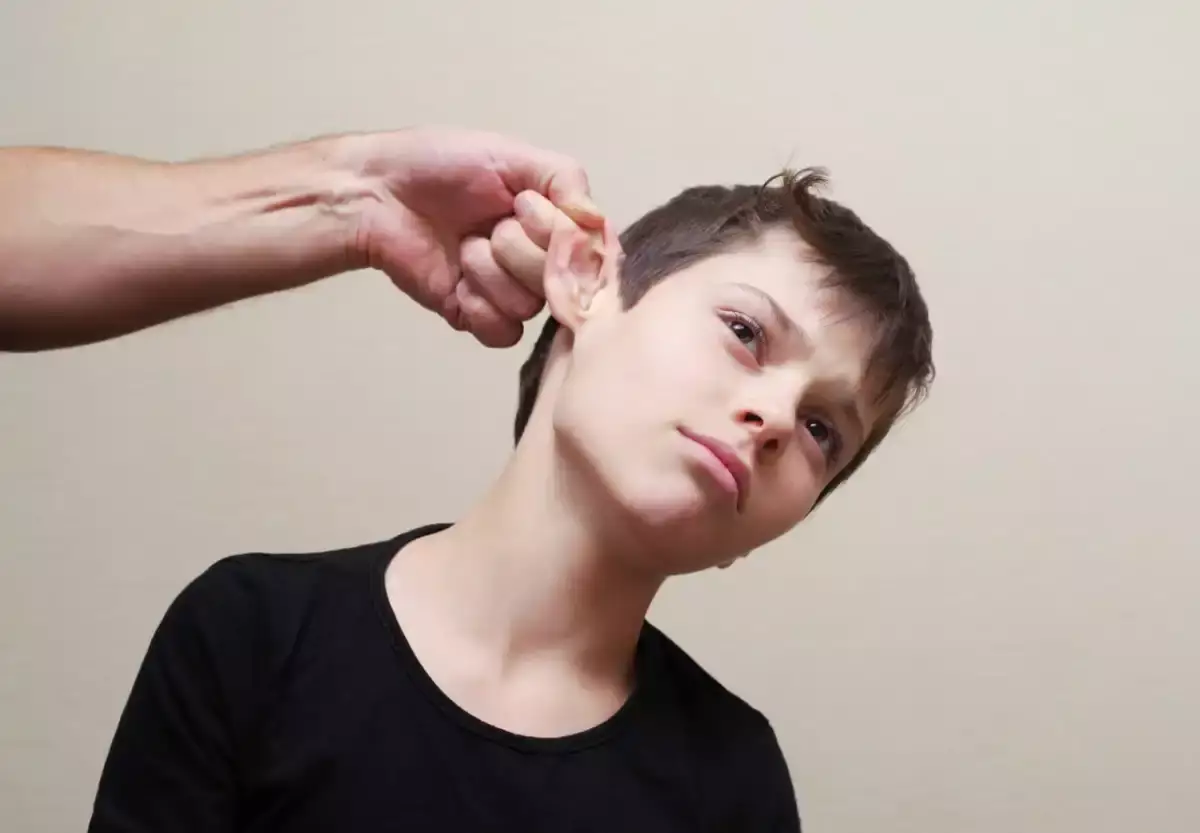 Рудныйда ер адам өгей баласын құлағынан сүйрегені үшін жауапқа тартылды