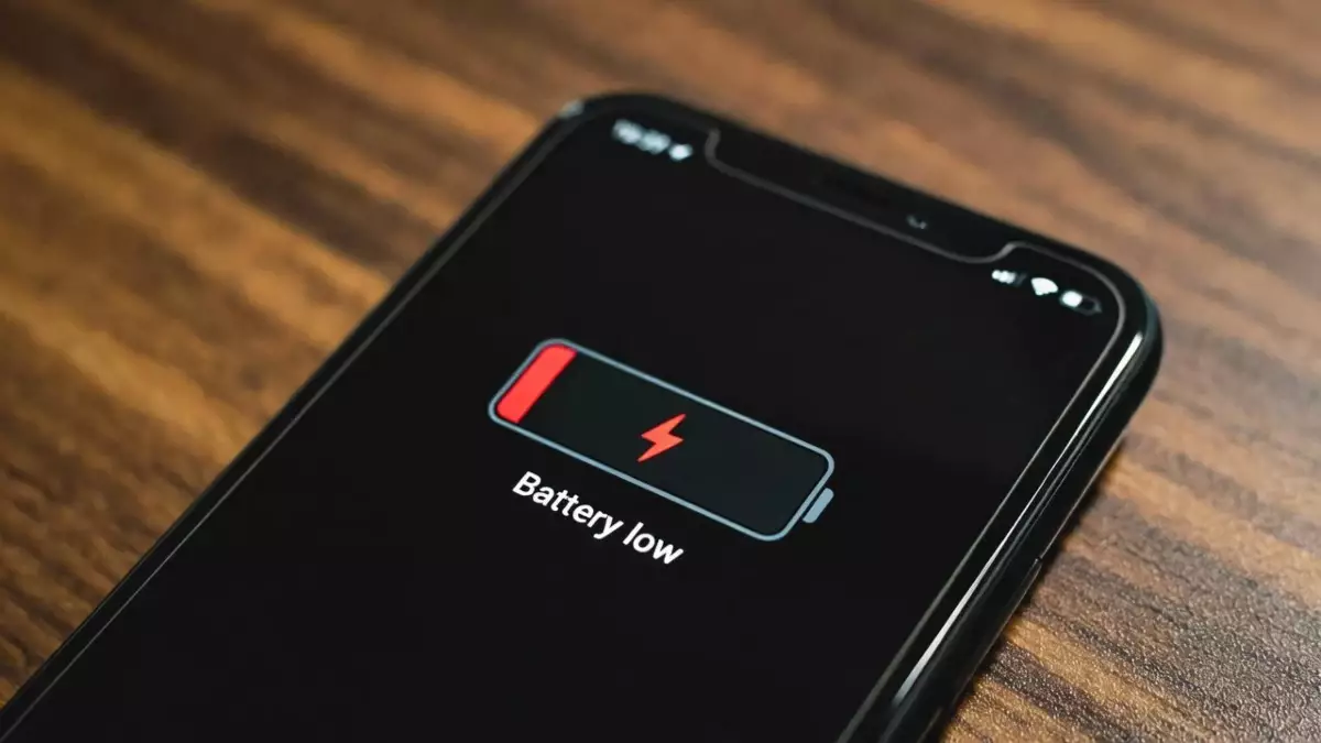 Телефон қызып, батареясы тез отырып қалады: ІІМ алаяқтар жаңа әдіске көшкенін айтып ескерту жасады