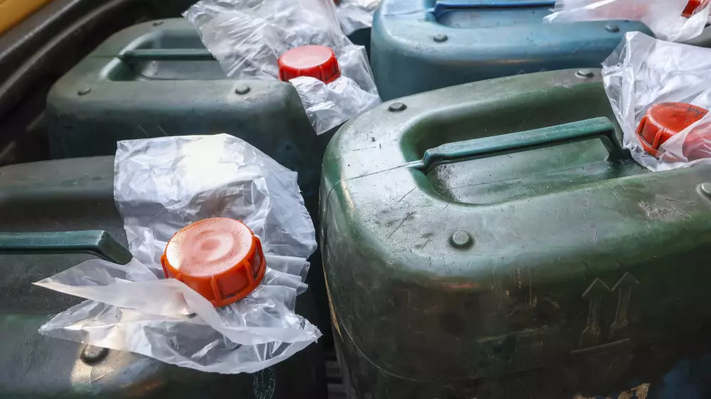 Вывозили из Казахстана топливо и продавали на трассе: 37 водителей задержали в Кыргызстане