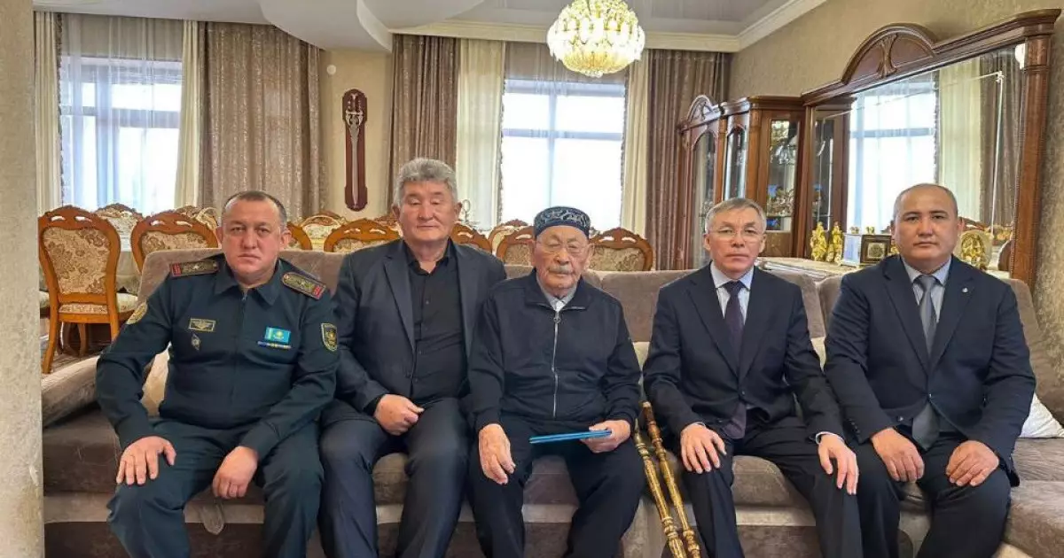  Алматы гарнизонының әскери қызметкерлері 101 жасқа толған майдангерді құттықтады 