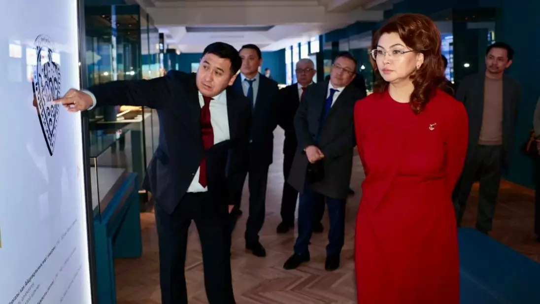 Аида Балаева Ұлттық орталық музейдегі "Алтын Орда" жаңа көрме залын аралап көрді