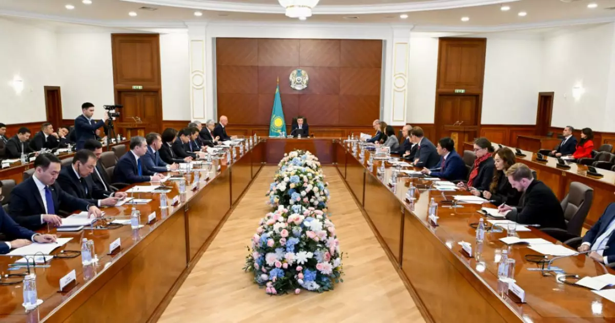  Жаңа Конституция - орнықты экономикалық өсімнің іргетасы: Олжас Бектенов Инвестициялық ахуал жөніндегі кеңес өткізді 