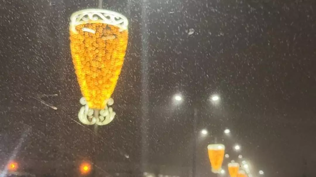 Ақтөбеде "сыра бокалы" құлады: Әкімдік даулы безендіруді жоққа шығарды