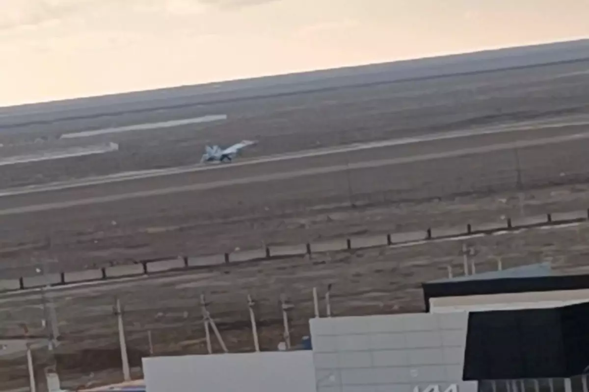 В аэропорту Атырау приземлился истребитель