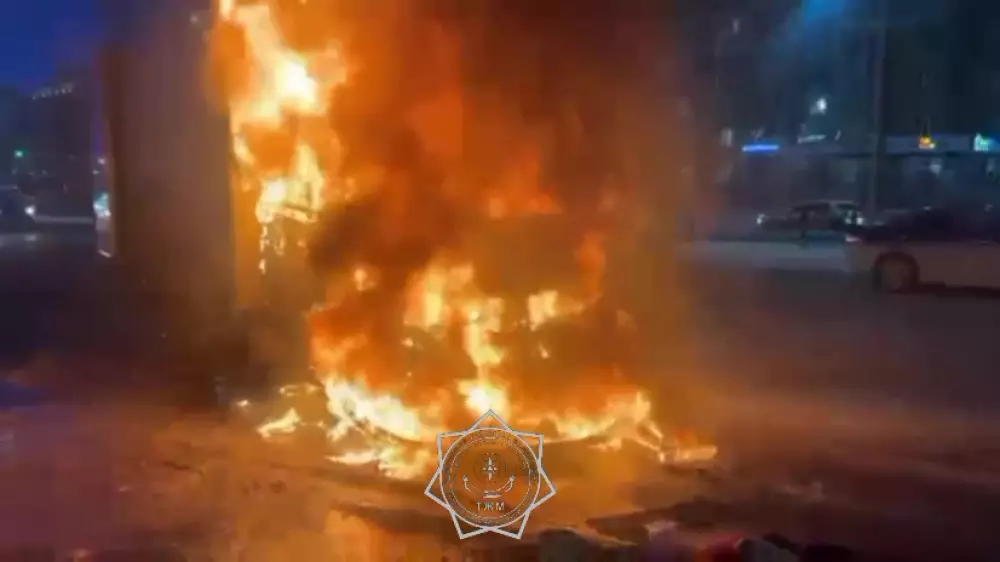 Грузовик загорелся рядом со школой в Астане