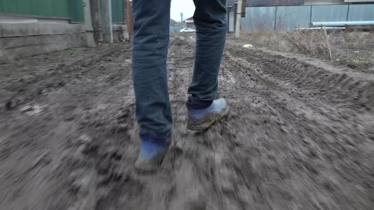 Балшыққа белшеден батып жүрміз: Алматы облысының тұрғындары көшені жөндеуді талап етіп отыр