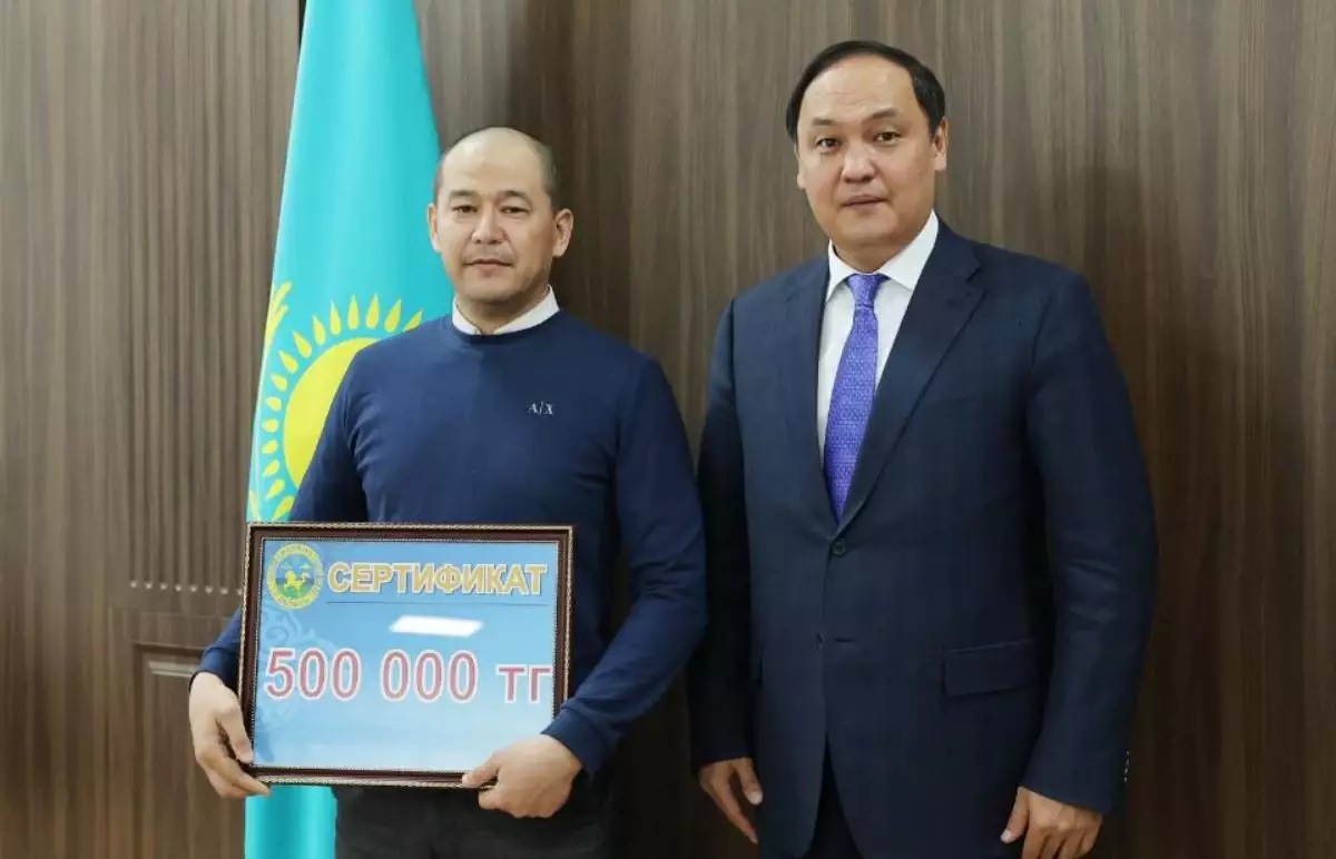 Таразда аялдамада 13 жастағы қызды алып қашуға жол бермеген ер адамды облыс әкімі марапаттады