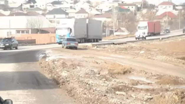 Шымкентте жаңбырдан кейін жаңа төселген жол шөгіп кеткен