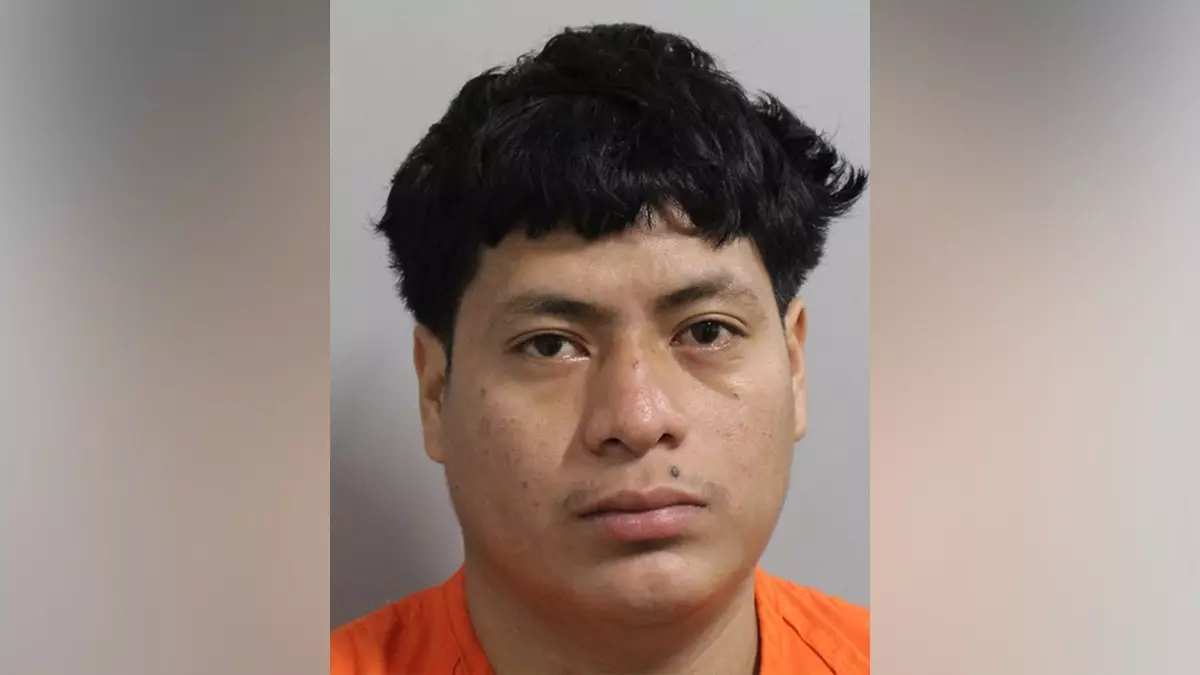 Нелегальный иммигрант, по данным СМИ, скрылся с места пьяного наезда, в результате которого пострадал мотоциклист.