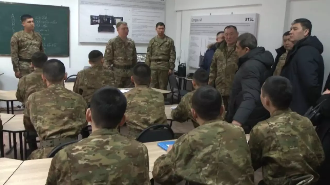 Министр обороны презентовал депутатам проект «Sarbaz+»