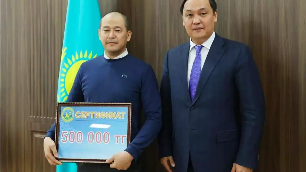 В Таразе наградили мужчину, предотвратившего попытку похищения девочки