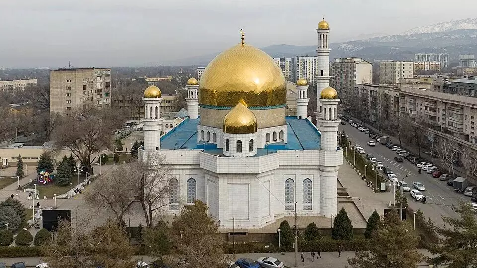 Қасиетті айда жалғызбасты әйелді мешіттің маңынан қуып жіберген