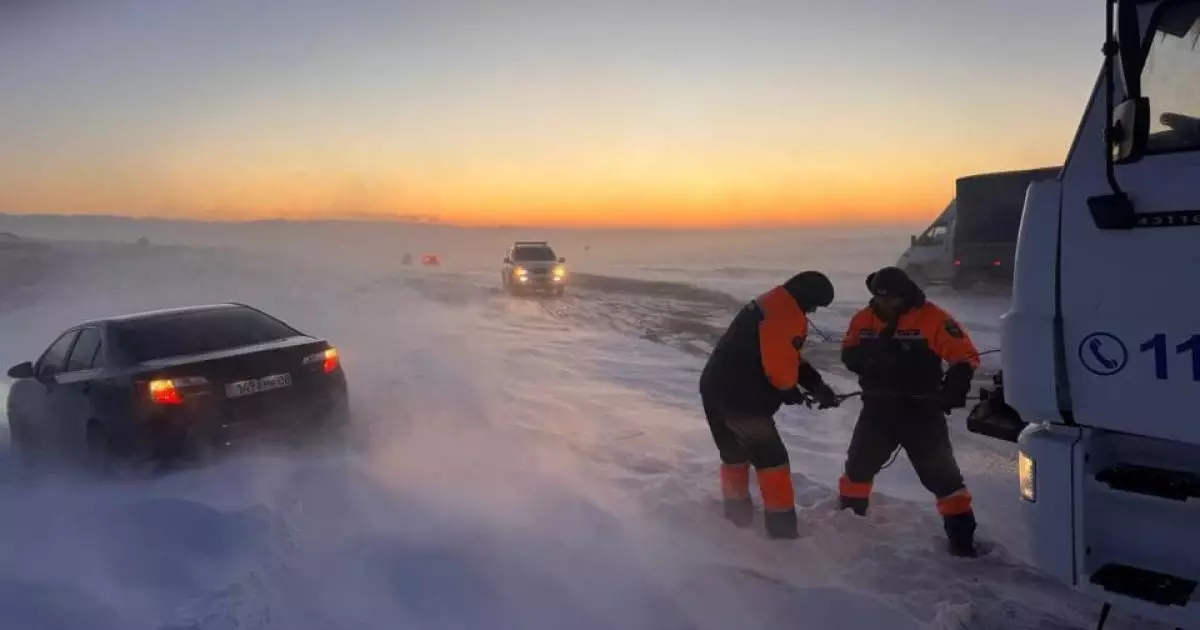  Метель и гололёд: МЧС спасло 145 человек за 10 дней 