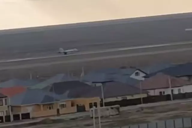 Ресейлік жойғыш ұшақ Атырау әуежайына шұғыл қонды