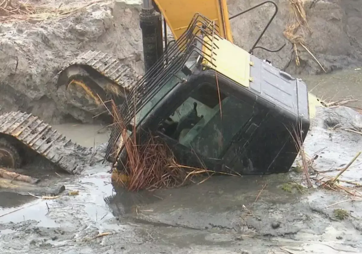 Экскаватор и водитель исчезли под водой в карьере в Акмолинской области - новости на Lada.kz 21.02.2026