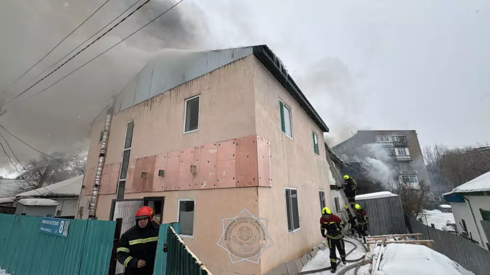 Астанада екі қабатты ғимаратта өрт шықты