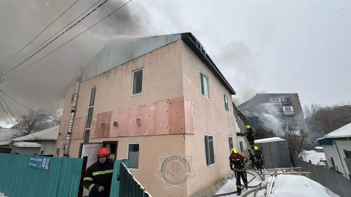 В Астане тушили пожар в двухэтажном здании в районе Байконыр