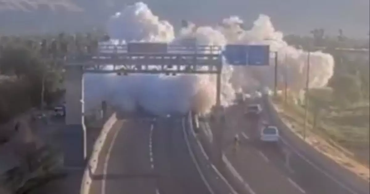  Газ тиеген жүк көлігі апатқа ұшырап, қала ортасында үлкен жарылыс болды 