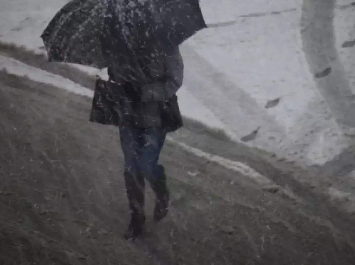 Сильный ветер повредил десятки зданий в Жамбылской области