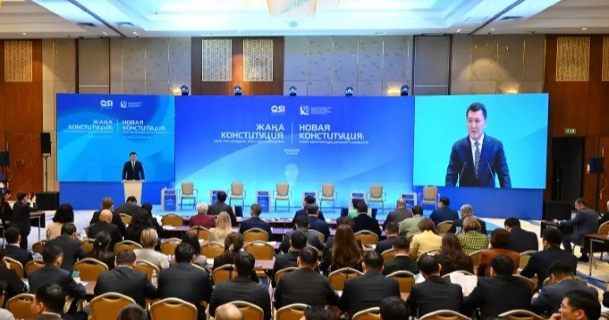  Ерлан Қарин жаңа Конституция жобасына арналған сарапшылар талқылауына қатысты 