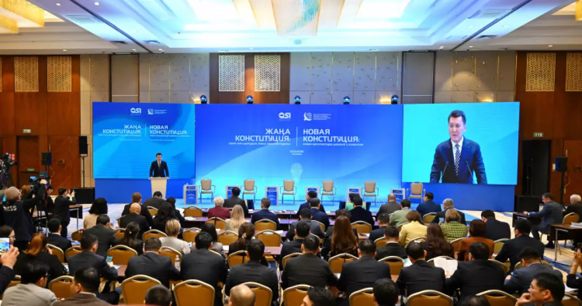  Ерлан Қарин жаңа Конституция жобасына арналған сарапшылар талқылауына қатысты 