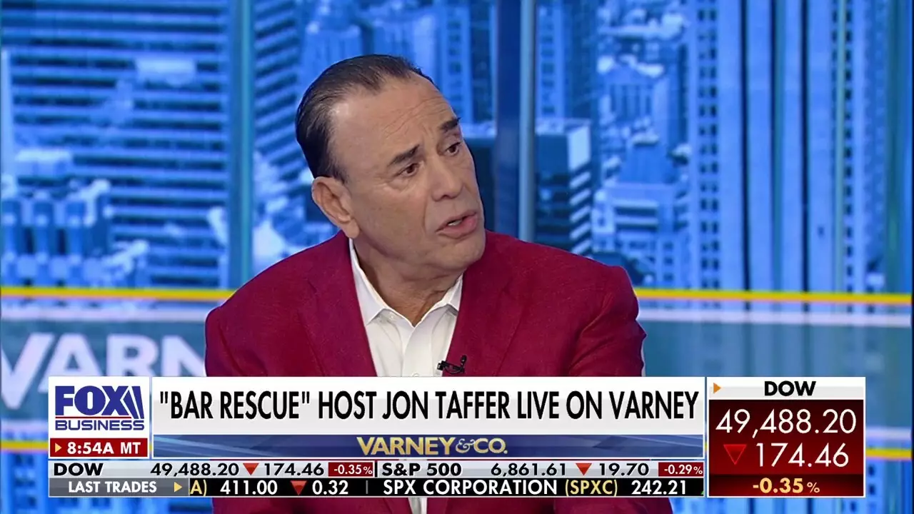 Джон Таффер заявляет, что ИИ "не болеет", в то время как рестораны сталкиваются с нехваткой персонала.