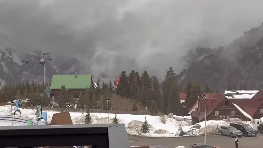 Алматыда қатты жел соғып, қоршауларды ұшырып әкетті