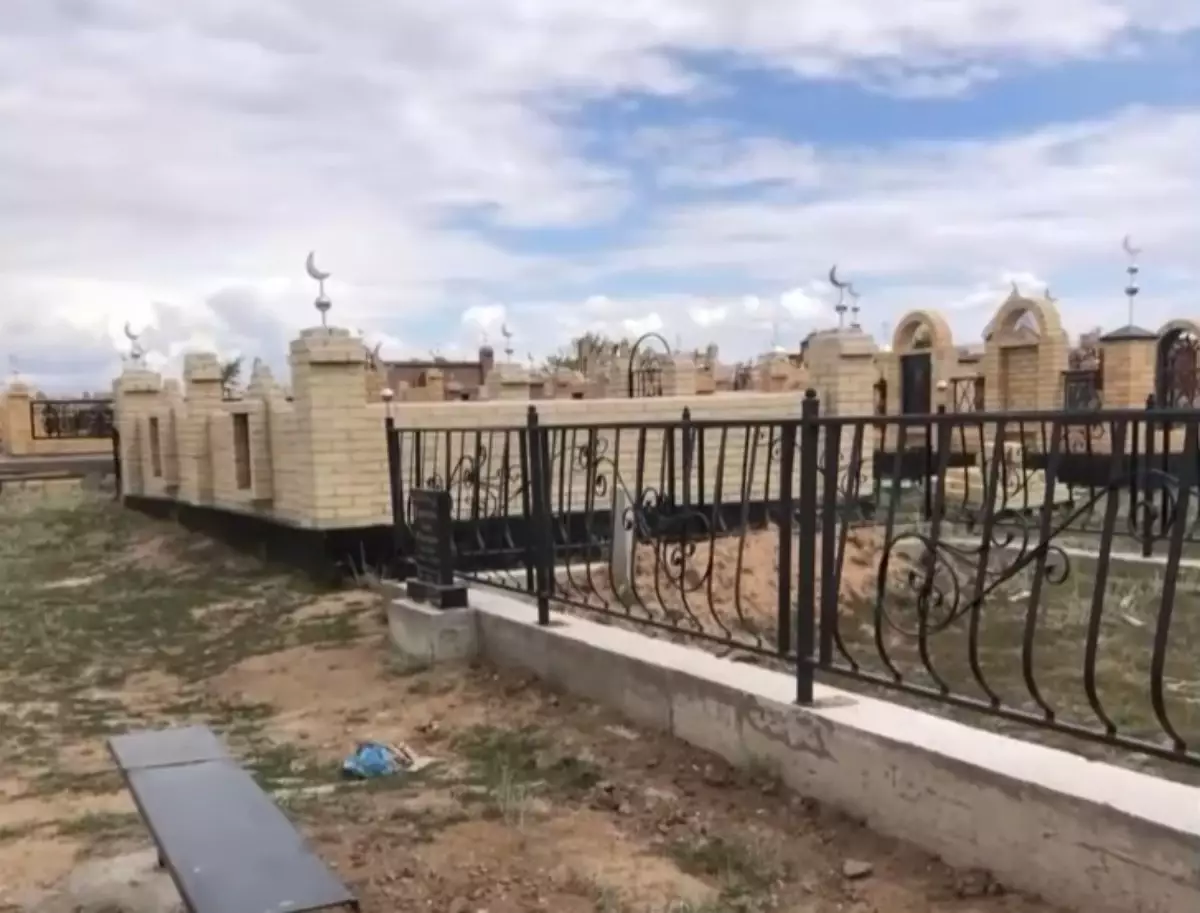 Қарағанды облысында екі отбасы бір моланы бөлісе алмай жүр