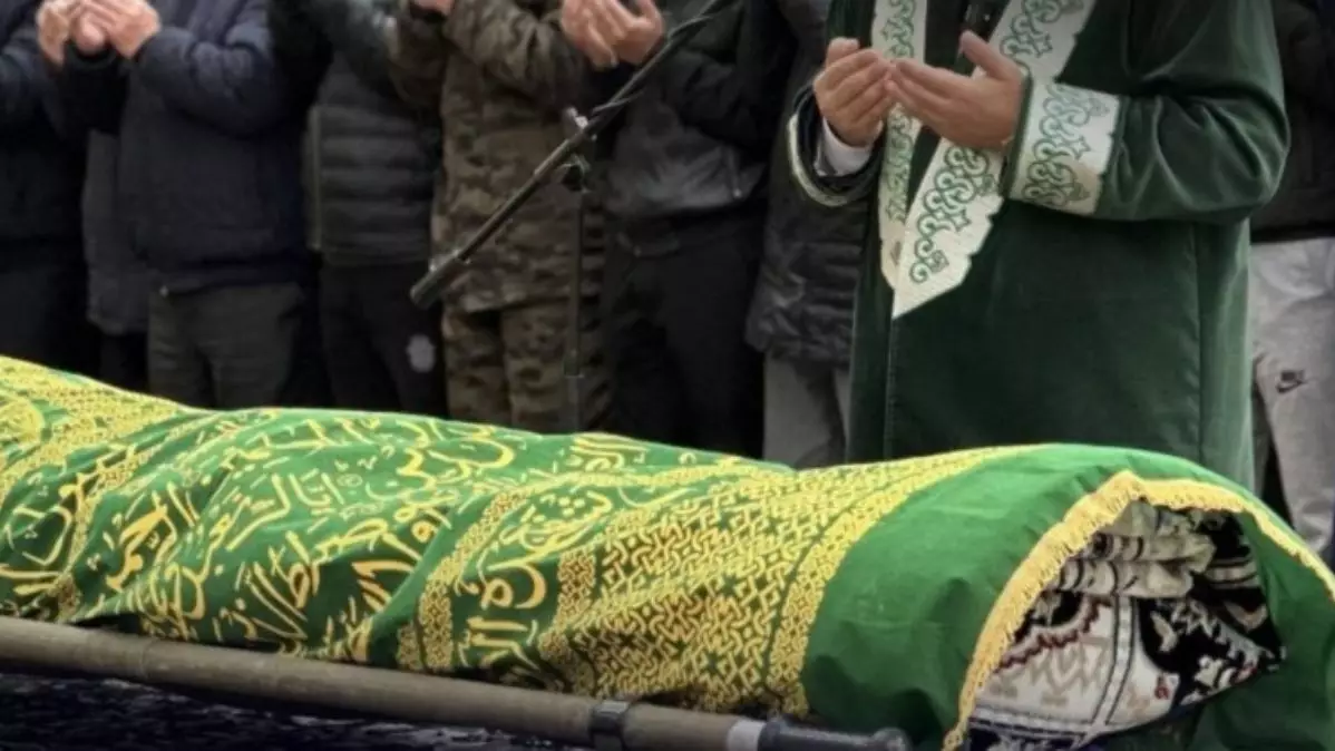 "Ауыр қаза". Көмірден уланған бүтін бір отбасының жаназасын шығарып тұрған имам құлап, есінен танды