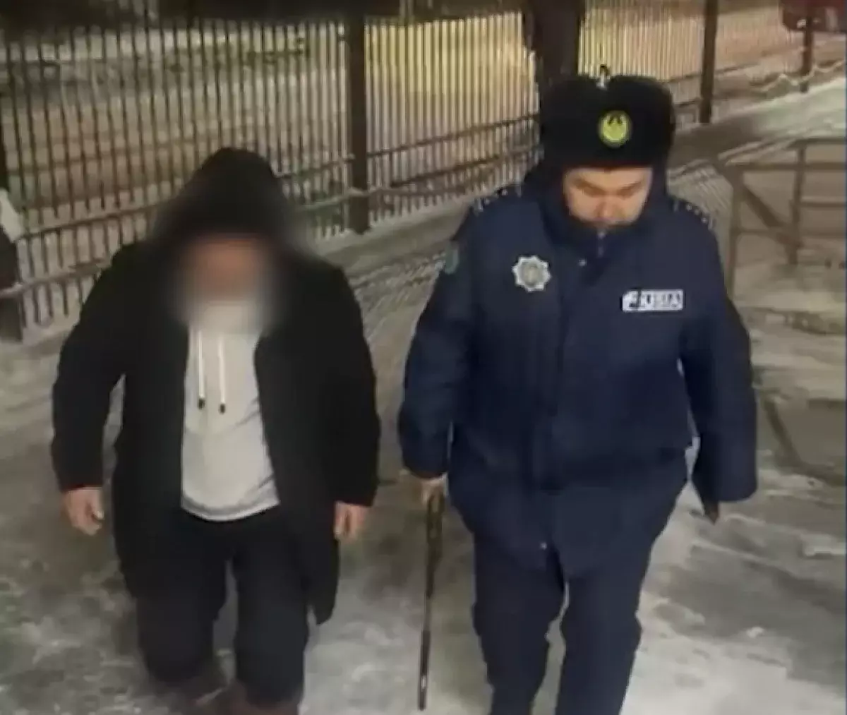 В Семее пьяный сотрудник отлова стрелял по собакам во дворе