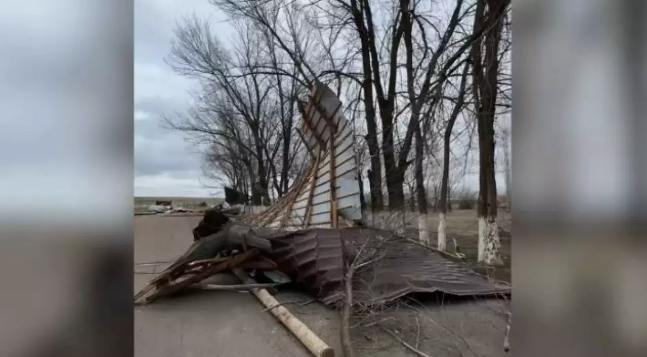 Ураган повредил кровлю зданий в двух районах Жамбылской области