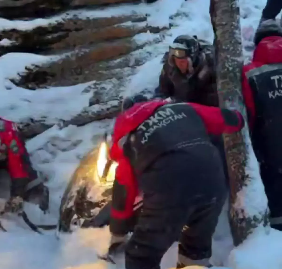 Двух мужчин эвакуировали из глубокого ущелья в горах Карагандинской области