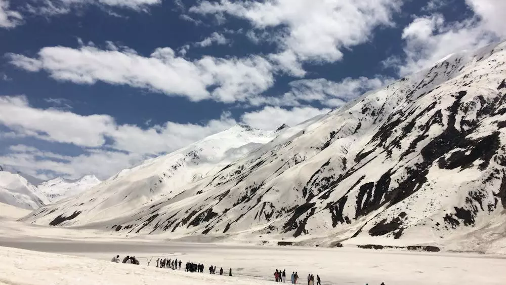 Шайтанкөл шатқалында қарда жүретін көлікпен жүрген туристер тұрып қалды
