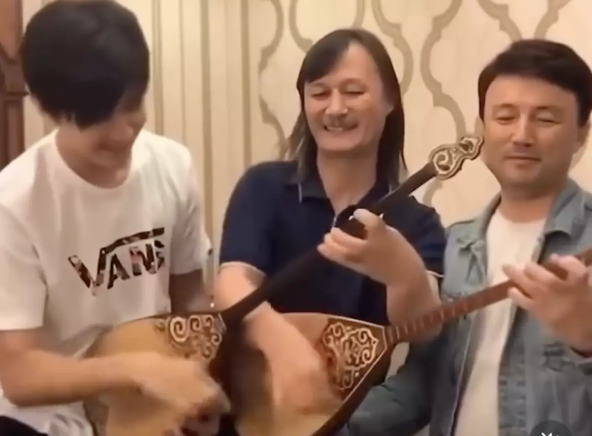 «Нағыз өнер деп осыны айт»: Димаш Құдайберген әкесімен бірге Ұлықпан Жолдасовпен ән шырқады (ВИДЕО)