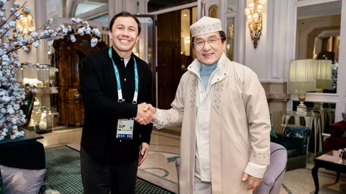 Головкин атақты Джеки Чанмен кездесіп, шапан жапты