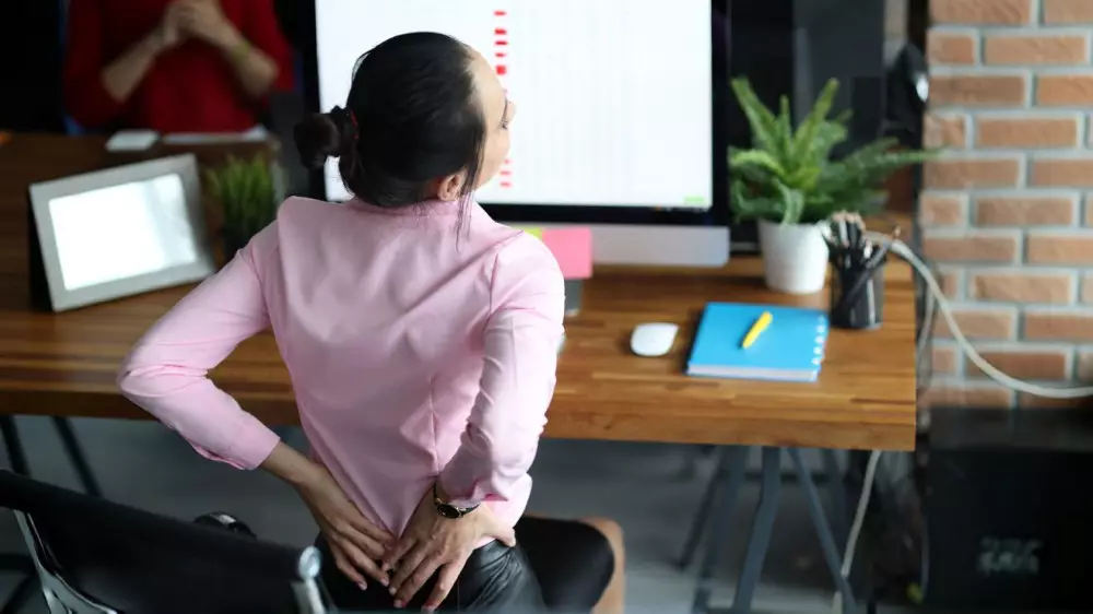 Не возраст и не тяжести: вертебролог — о причинах болей в спине