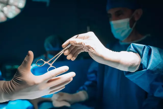 52 жастағы әйелдің қолы мен аяғын иттің сілекейінің кесірінен кесіп тастаған