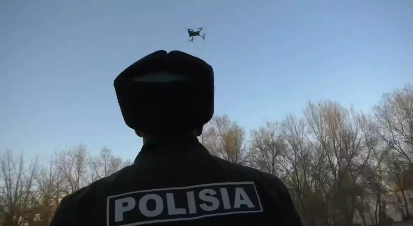 В Казахстане начали патрулирование полицейские дроны, которые отчитывают нарушителей через громкоговоритель.